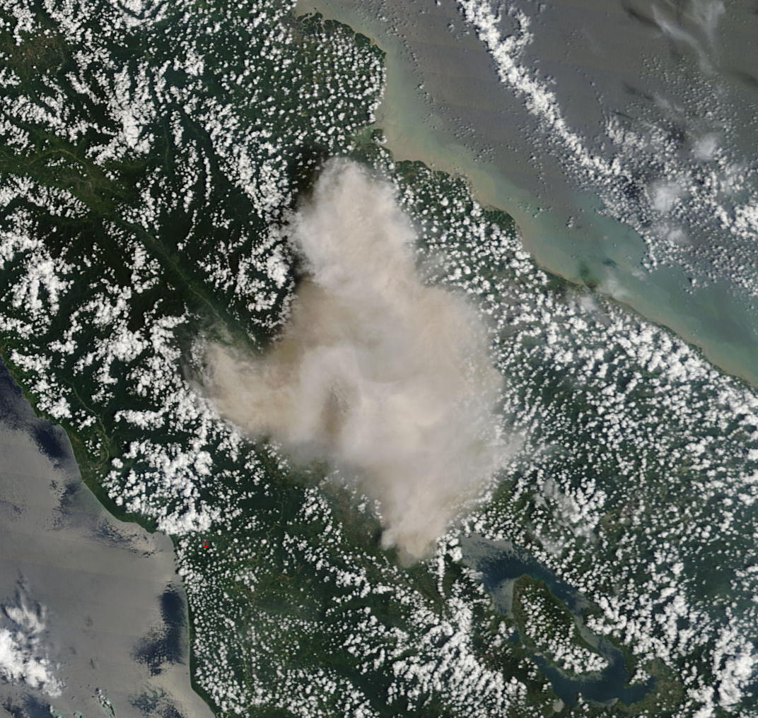 <i>Sinabung, Sumatra 3.17°N 98.392°E 2460 m (MODIS, NASA)</i>