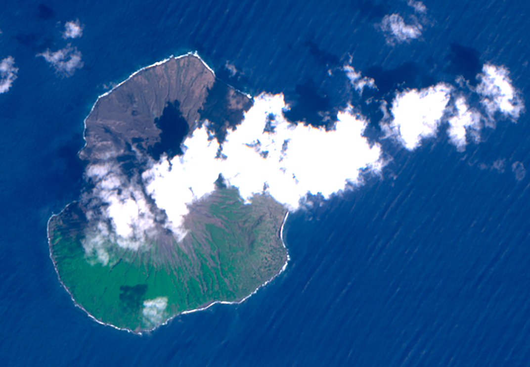 <i>Tinakula, Solomon Islands 10.386°S 165.804°E 796 m (Sentinel-2, ESA)</i>